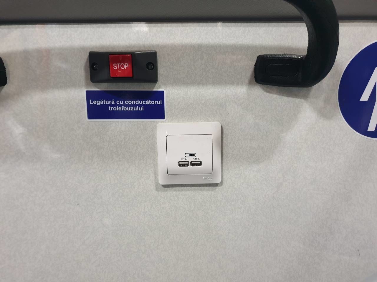 Новые столичные троллейбусы оборудовали USB-розетками и видеокамерами
