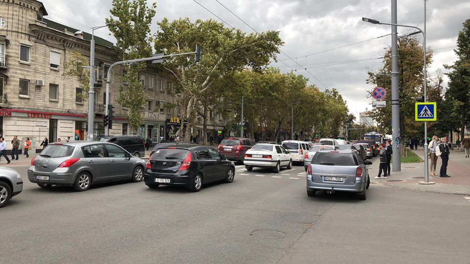 Движение на некоторых улицах Кишинева затруднено: не работают светофоры
