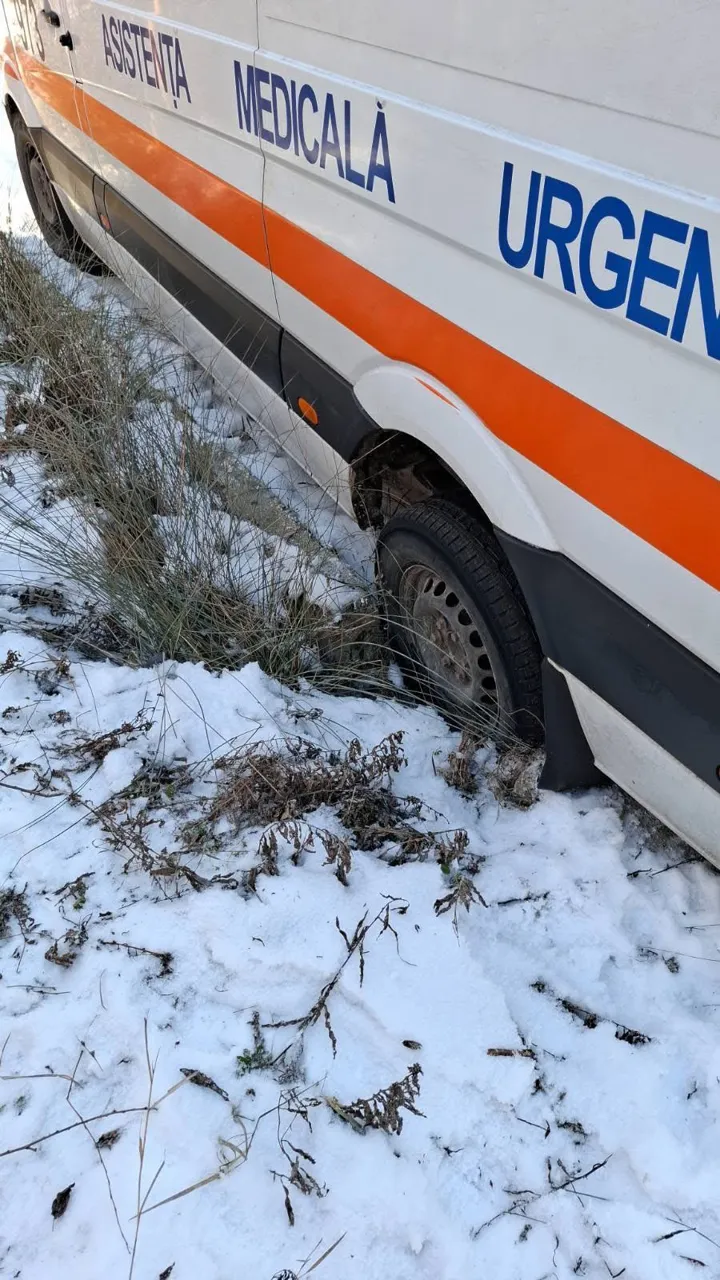 Două ambulanțe au rămas blocate pe drumuri din cauza ghețușului