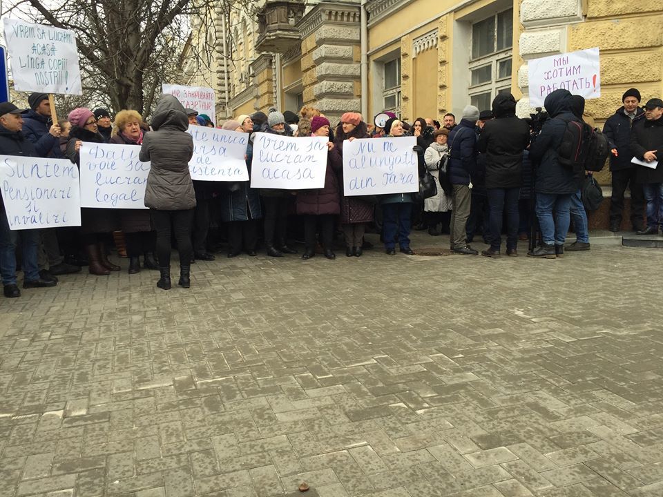 Сотрудники "Moldpresa" перед примэрией: Не лишайте нас работы