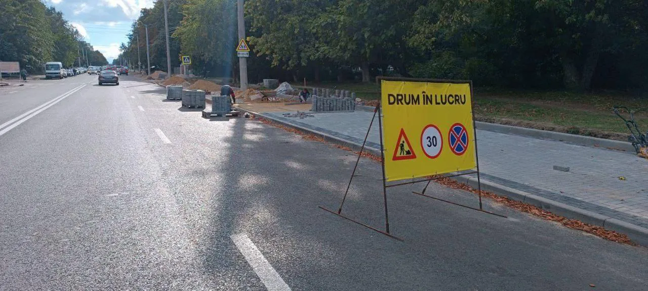 Продолжаются работы по благоустройству тротуара на бульваре Куза-Водэ