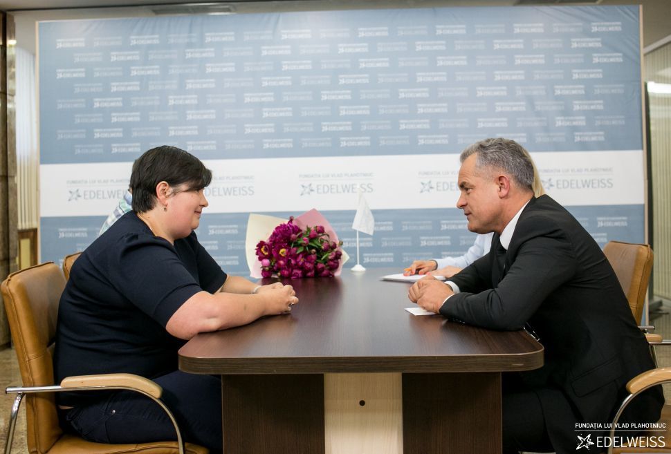 Влад Плахотнюк встретился с единственной молдаванкой, награжденной королевой Великобритании