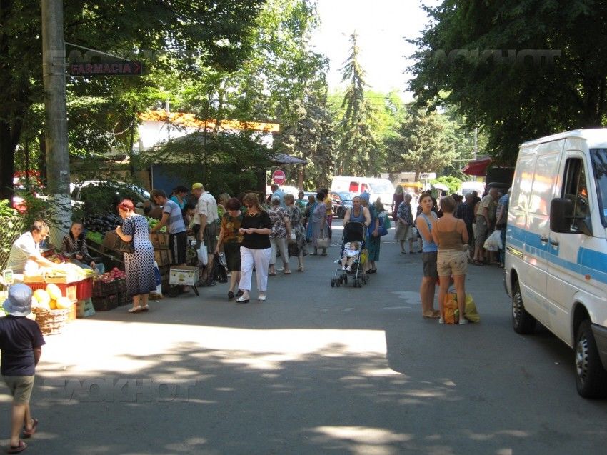 На Ботанике разросшийся рынок блокирует дорогу