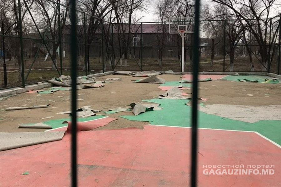 В Чадыр-Лунге шквалистый ветер снес автобусную остановку