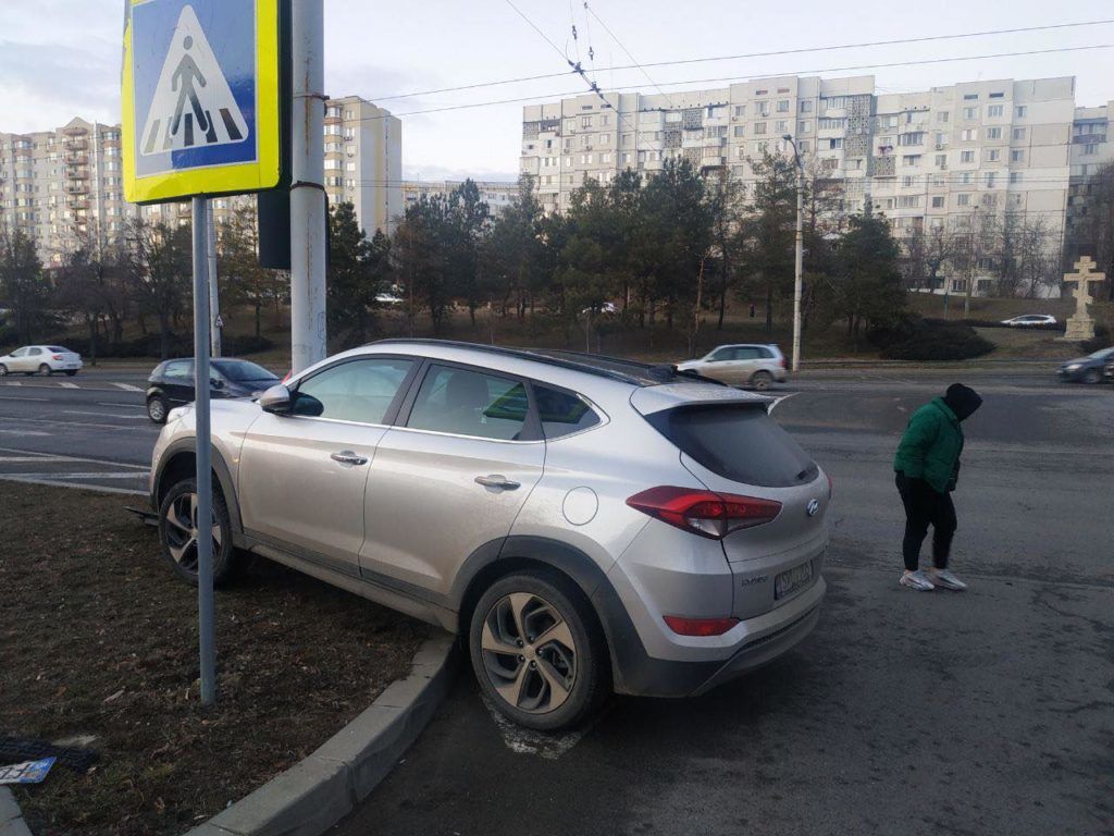 В Кишиневе из-за жесткой аварии автомобиль сбил дорожный знак
