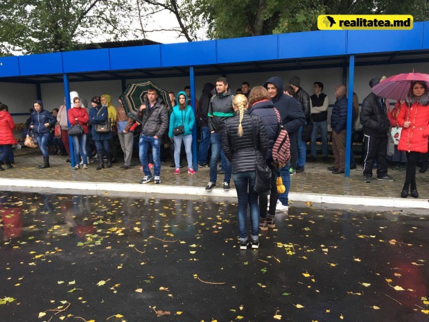 Десятки кишиневцев вынуждены под дождем ожидать экзамена на получение прав