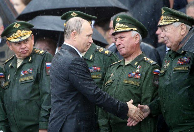 Putin, ud leoarcă la o ceremonie de la Moscova. Cum apare lângă Medvedev