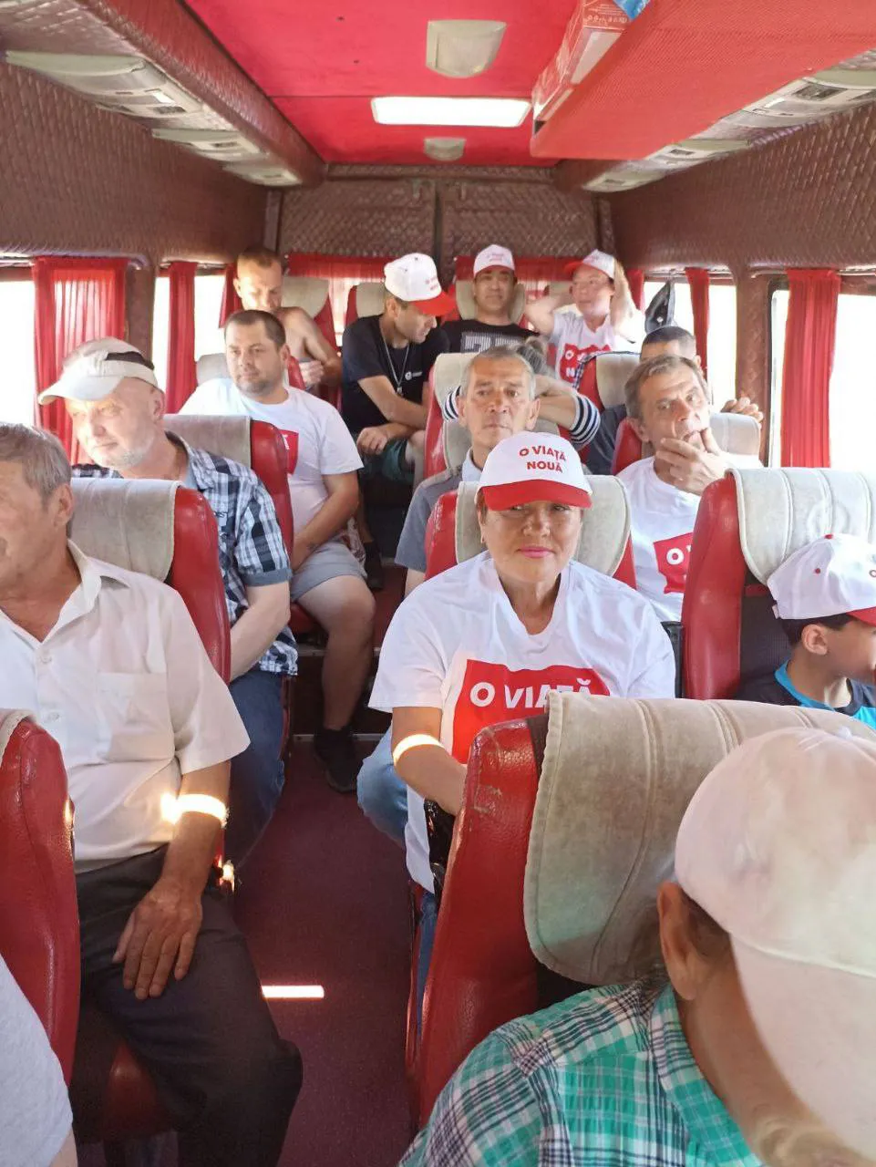 Десятки автобусов с людьми направляются на протест в Кишинев