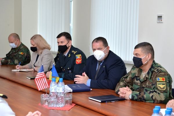 Офицер США награжден медалью Минобороны Молдовы