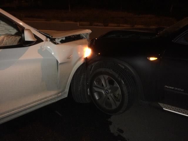 Două BMW-uri s-au ciocnit pentru că nu au împărțit drumul