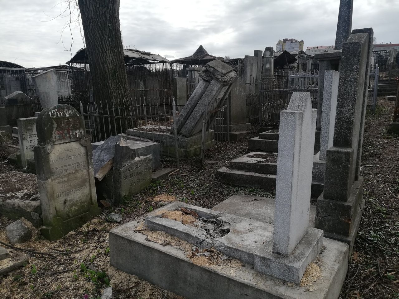 Еврейское кладбище в Кишиневе находится в ужасающем состоянии