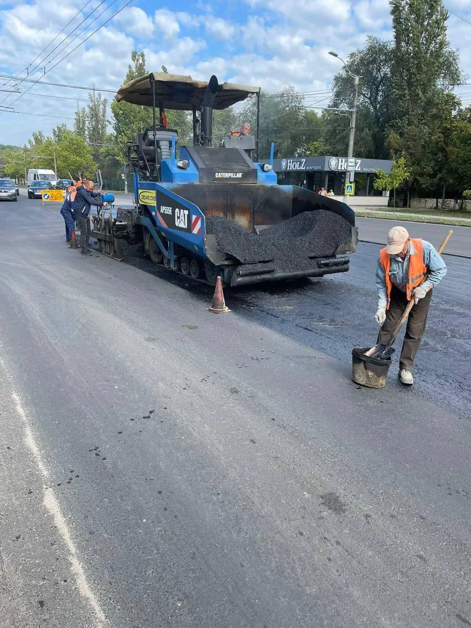 На улице Каля Ешилор продолжаются работы по восстановлению проезжей части