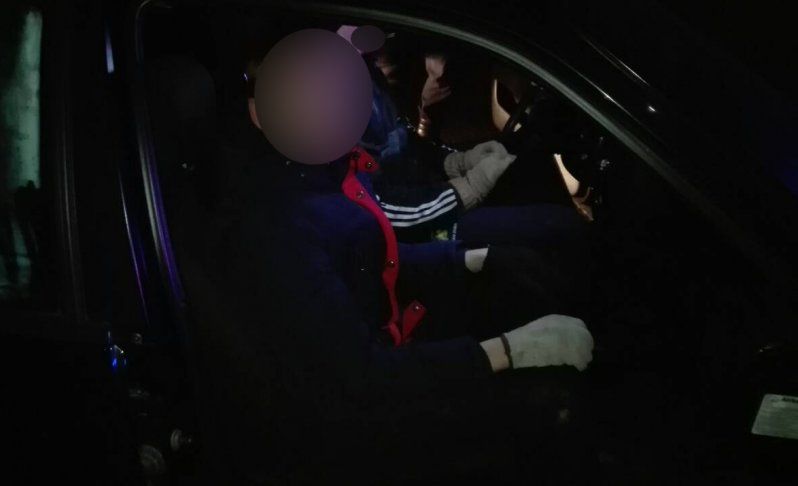 Reținuți pe urme fierbinți, după ce au furat un autoturism