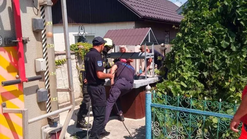 Un bărbat a căzut într-o fântână de opt metri adâncime la Constantinovca