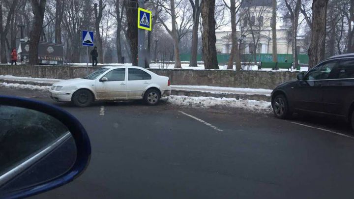 Cum şi-a lăsat maşina un conducător auto din Capitală
