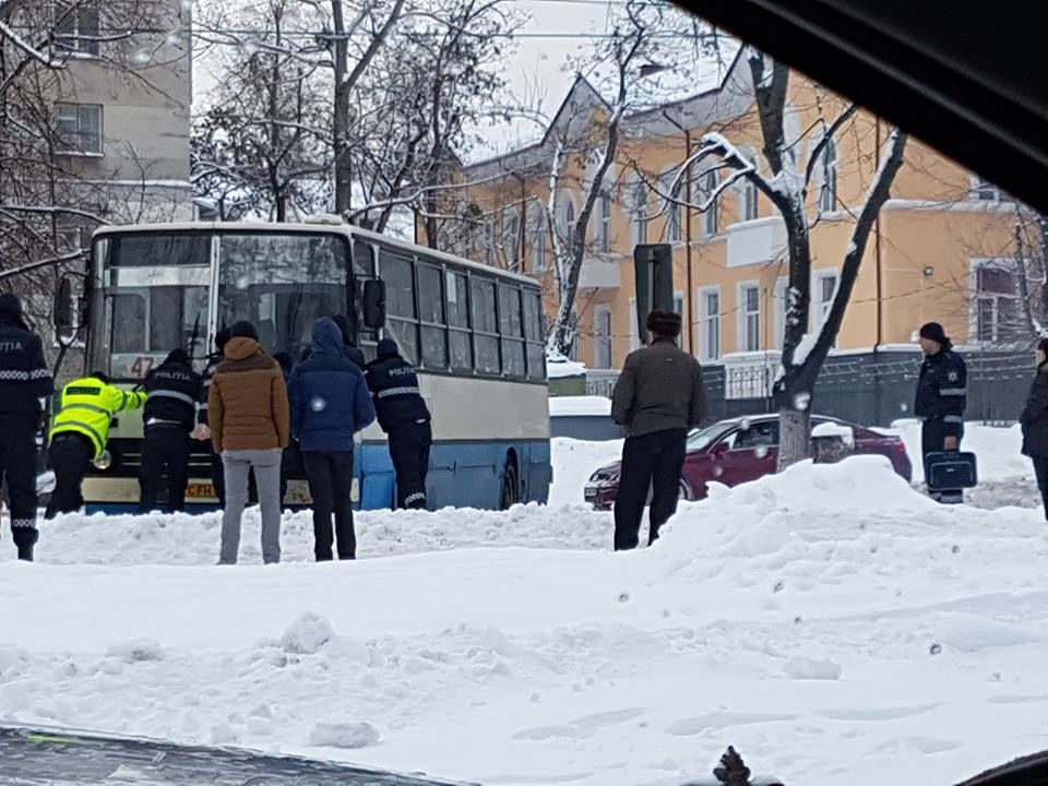 Сотрудники НИП пришли на помощь застрявшему автобусу