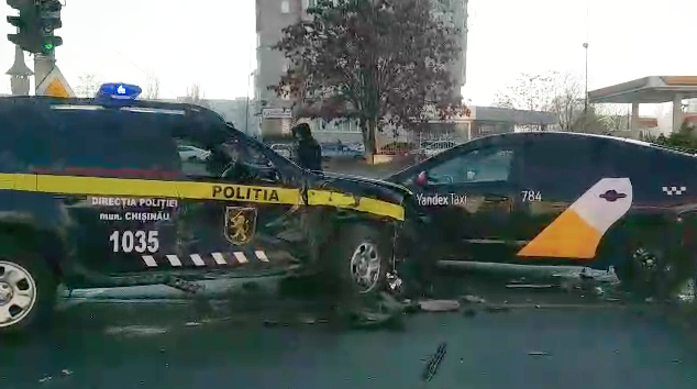 В столице произошло цепное ДТП с участием полицейской машины, такси и грузовика