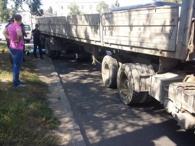 Un motociclist a ajuns sub roțile unui camion. Accidentul teribil a avut loc în sectorul Centru al Capitalei