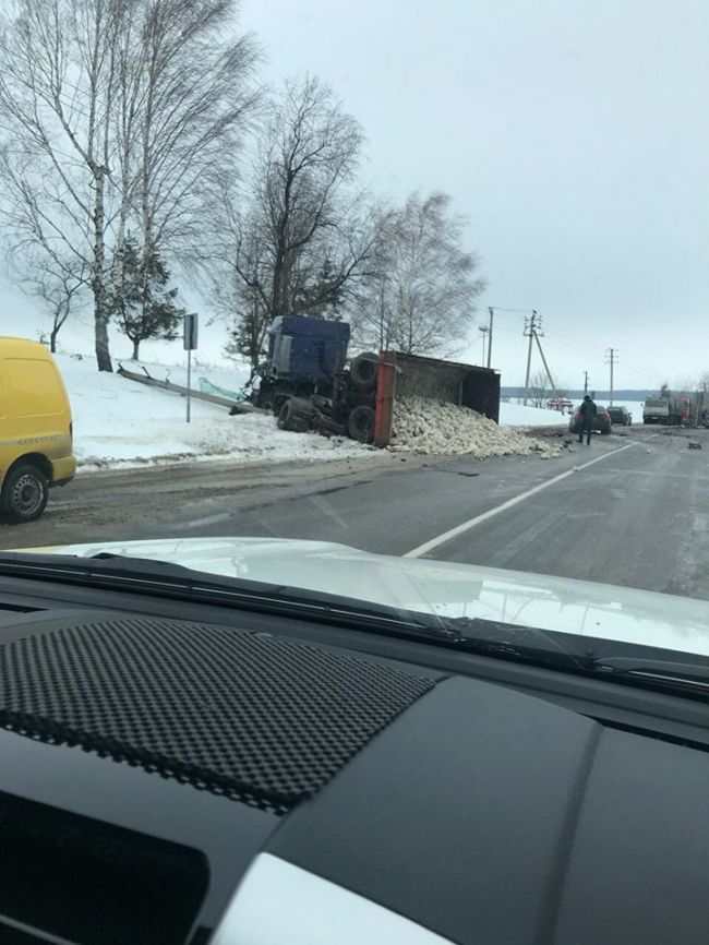 В Единцах микроавтобус столкнулся с грузовиком, полным гравия