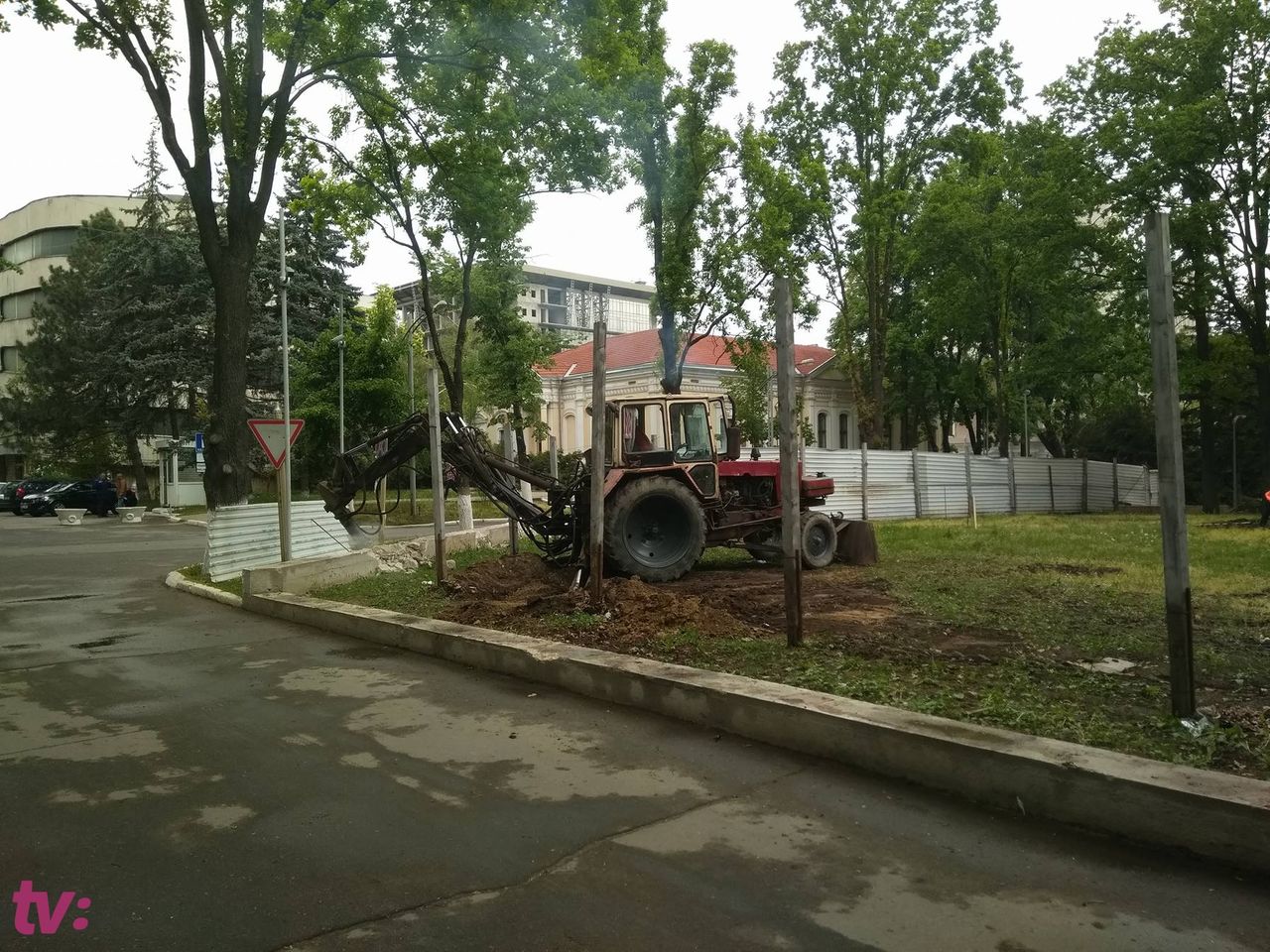Ограда вокруг парламента снесена