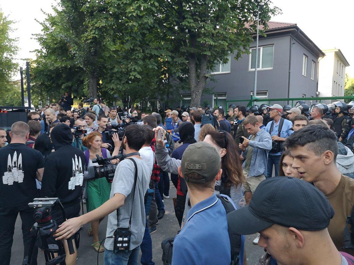 Здание NewsOne закидали шашками и файерами
