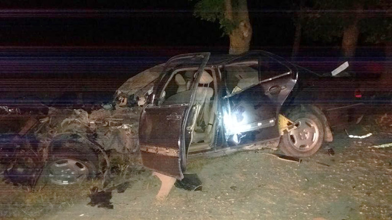 Автомобиль врезался в дерево в Криулянах: 5 человек госпитализированы