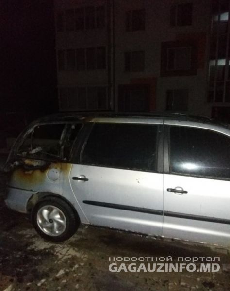В Комрате сгорел припаркованный у многоэтажки автомобиль