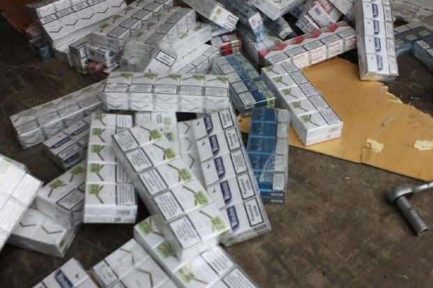 Un moldovean cu dublă cetățenie a pornit în România la volanul unui microbuz „căptuşit” cu 500 pachete de ţigări