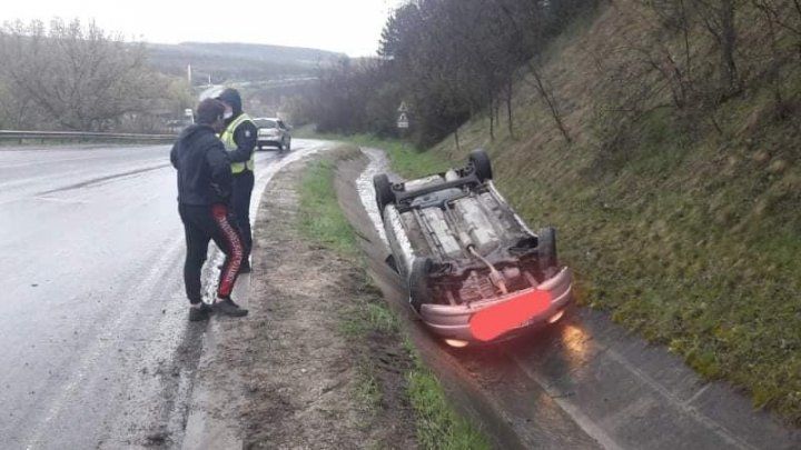 ДТП у села Фундул Галбеней: машина слетела в кювет и перевернулась