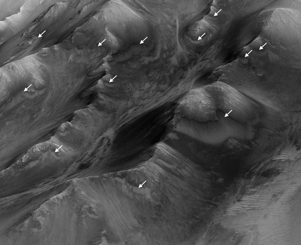 NASA показало водные каньоны на Марсе