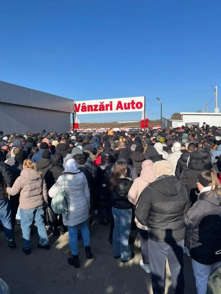 Толпа людей собралась в Кишиневе на Балканском шоссе: ждали розыгрыша авто