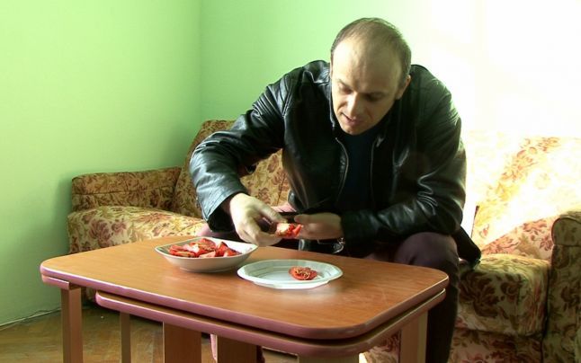 Ce a găsit un bărbat în nişte roşii toxice, cumpărate înainte de Paşte