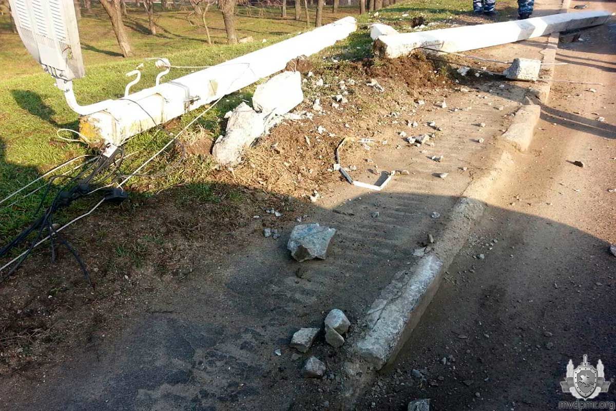 В Бендерах столб, сваленный одним автомобилем, рухнул на другой