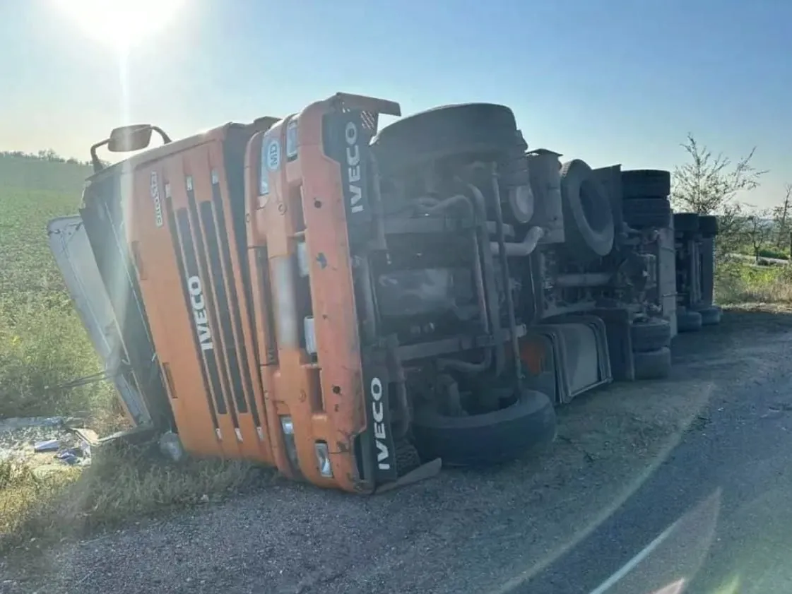 Un camion care transporta 22 de tone de zahăr s-a răsturnat în raionul Drochia