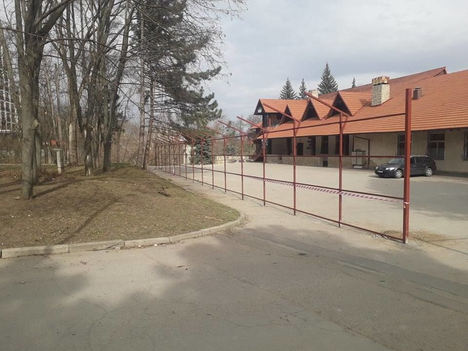 Вокруг ресторана "Дойна" установили ограждение: здание готовят к сносу