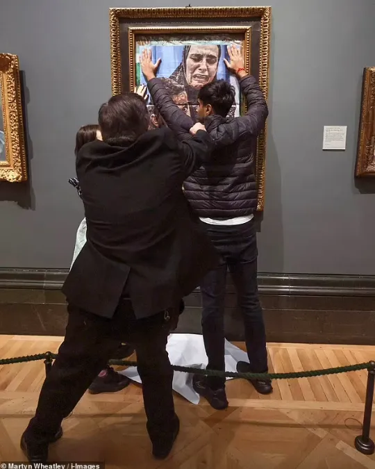 Activiștii pro-palestinieni din Londra au lipit o fotografie din Gaza pe opera lui Picasso