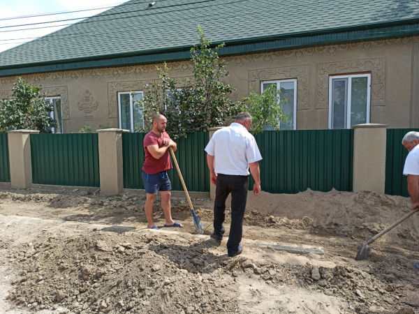 Тротуар из бетонных плит обустроили в Казаклии силами жителей и примэрии