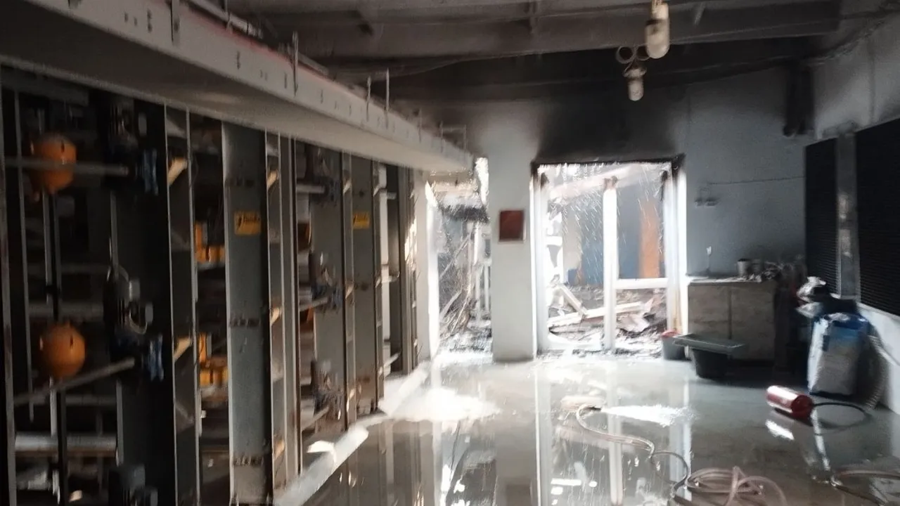Incendiu la o fabrică de păsări din Edineț. Pompierii au salvat 36.000 de găini