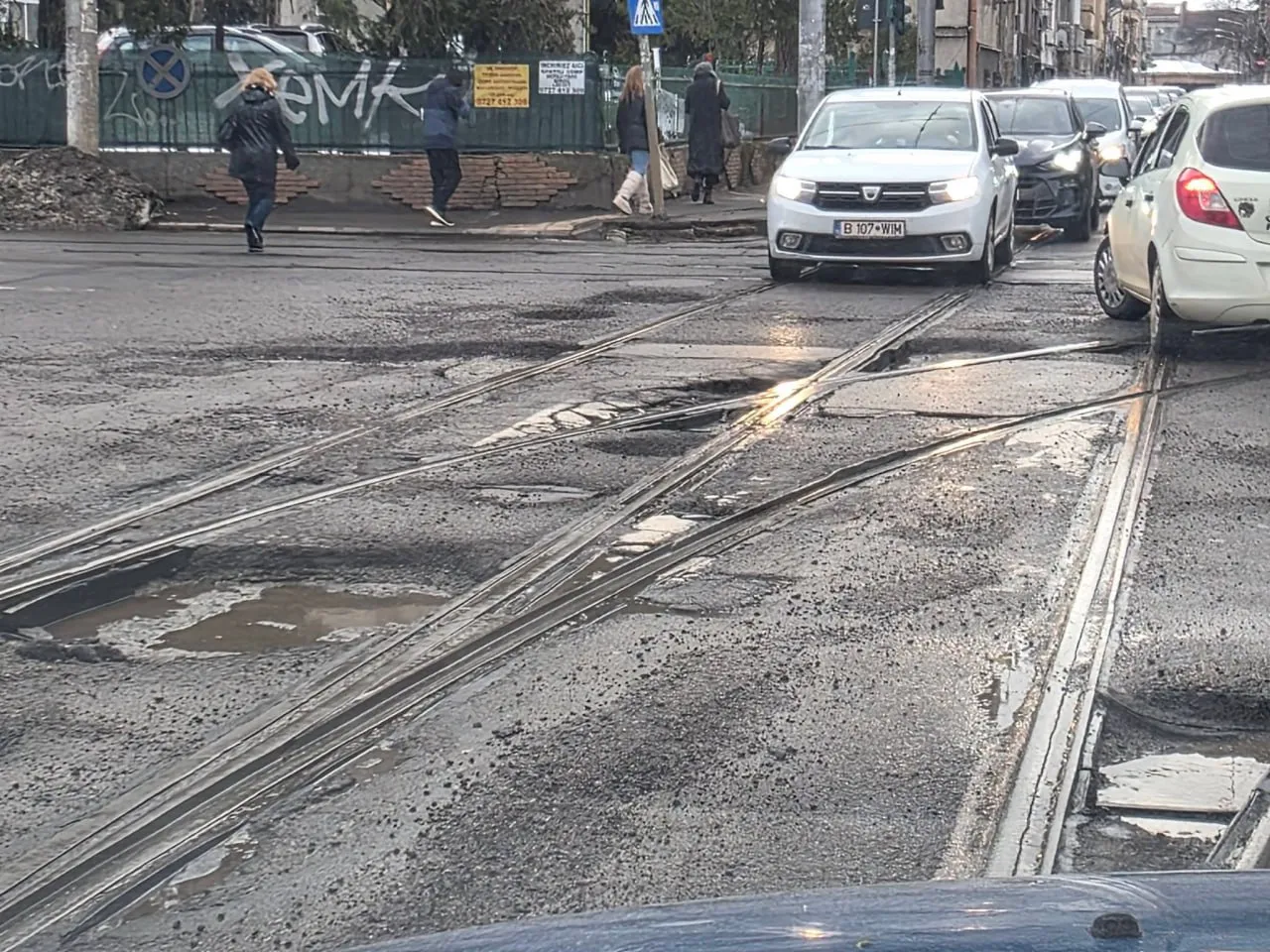 Drumurile din București sunt pline de gropi după topirea zăpezii