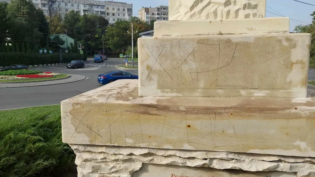 Un crucifix din Capitală, profanat cu simboluri fasciste și inscripții antisemite