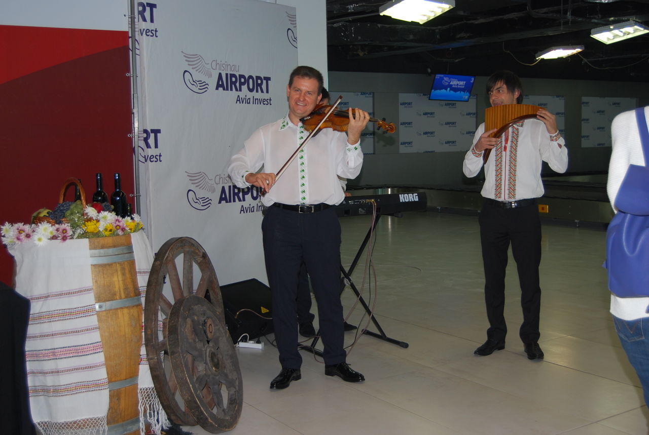 Turiştii străini întâmpinaţi cu Vinul Moldovei, în ajunul Zilei Naţionale a Vinului, pe Aeroportul Internaţional Chişinău