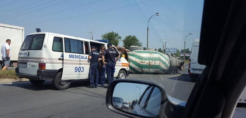 O betonieră s-a răsturnat în Chișinău. La fața locului se află poliția și o ambulanță