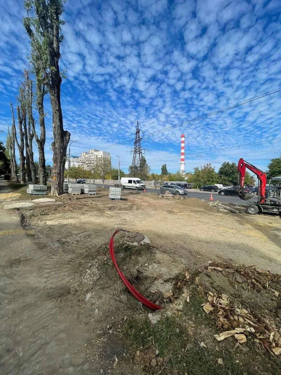 Продолжаются ремонтные работы в сквере по улице Гренобле