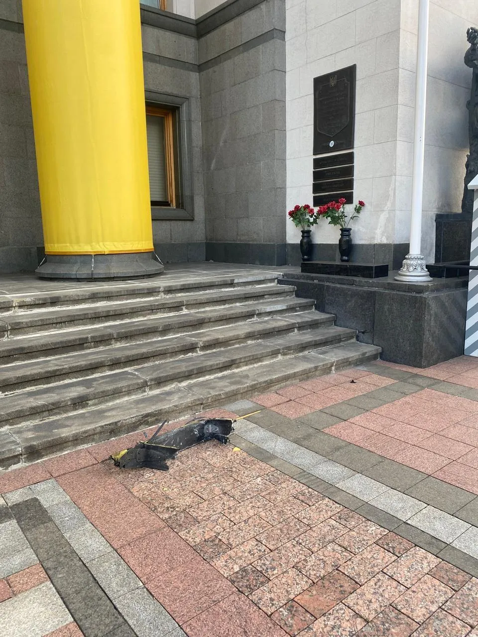 У здания Верховной рады Украины нашли обломки дрона