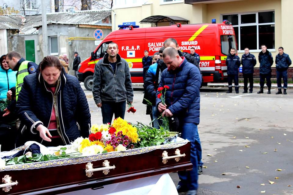 С большой скорбью товарищи попрощались с погибшим пожарным