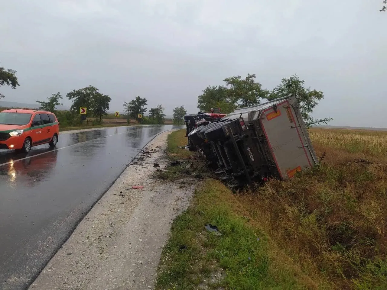O maşină a intrat într-un camion pe traseul Bălți-Florești: Un șofer, spitalizat