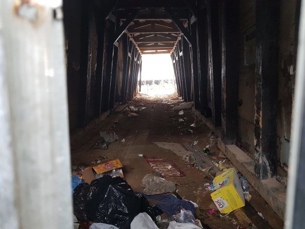 Istorie acoperită de gunoi. Clădirea în care Cuza a semnat actul Unirii e o ruină de care nu-i pasă nimănui