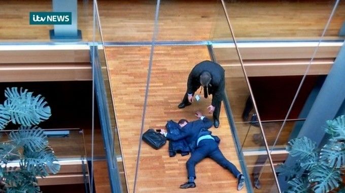 Депутат выпал из окна Европарламента после пощёчины от коллеги