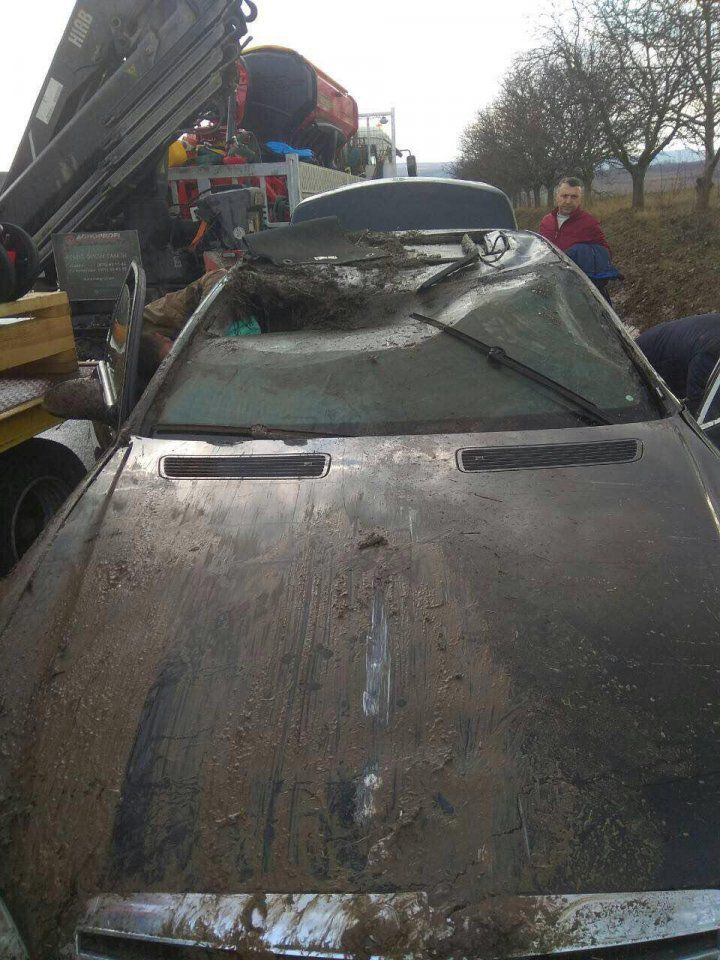 Accident ca-n filmele de acțiune: Doi şoferi s-au răsturnat cu mașinile într-un canal de scurgere a apei