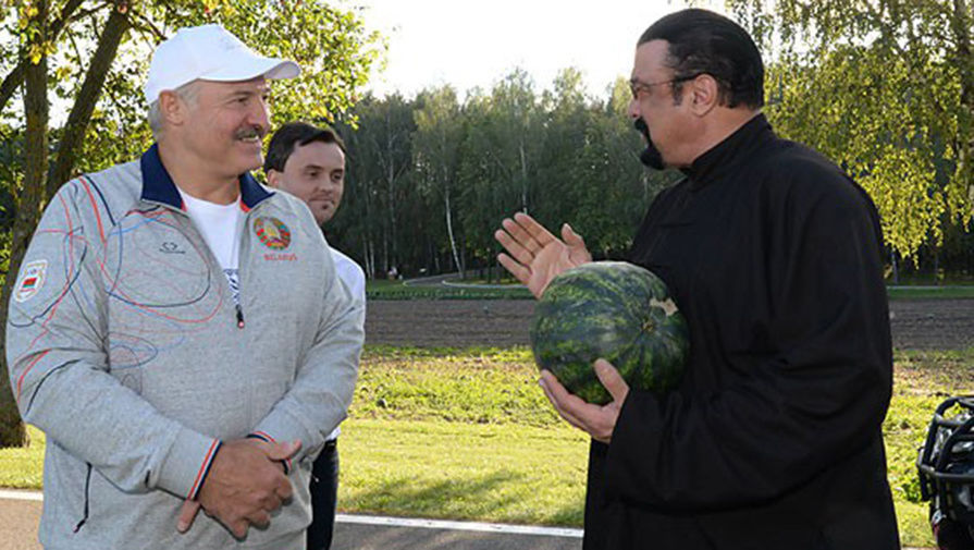 Стивен Сигал отведал морковки с грядки Александра Лукашенко